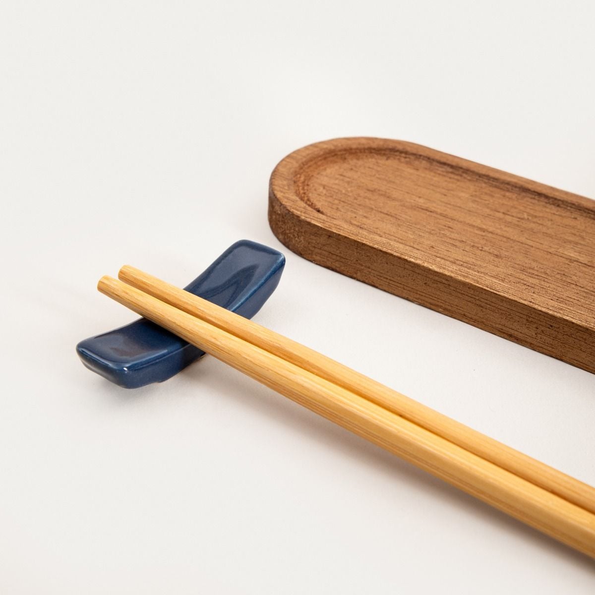 Zestaw AKITA do sushi z granatowymi miseczkami i akacjowymi deskami 8 el.