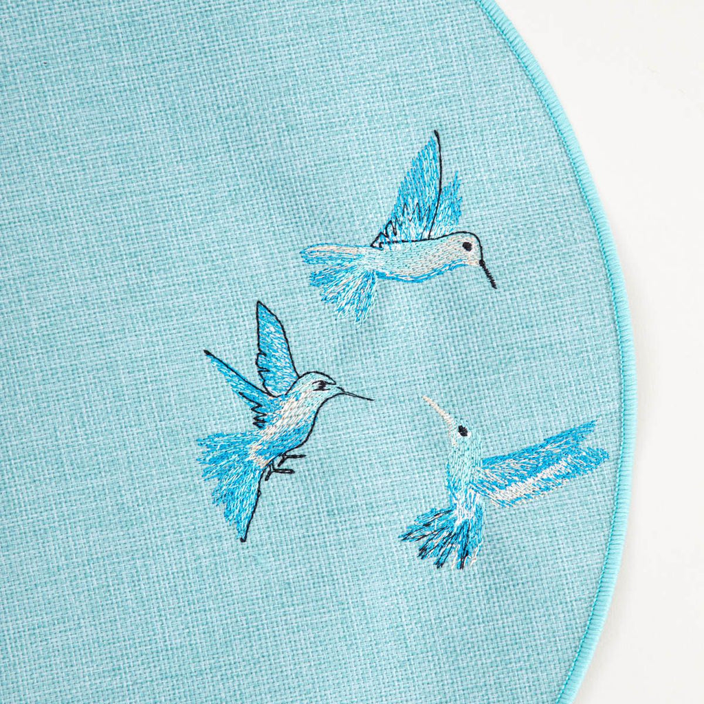 Maty stołowe ISOLINA z haftowanymi kolibrami, zestaw 2 szt. 38cm